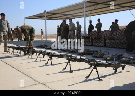 Nouveau M240B mitrailleuses, achetés et émis par l'intermédiaire de l'Iraq la formation et à l'équipement, fonds de mobilisation populaire attendent les soldats du programme après une cérémonie de remise des diplômes à l'Al Taqaddum Air Base, l'Iraq, le 3 septembre 2015. La mobilisation populaire est un programme dirigé par l'Iraq, l'exploitation des trains que programme résoudre inhérente des forces tribales des bénévoles en matière de leadership, de tactiques et de petites unités de combat en zone urbaine, en définitive, avec les forces de sécurité irakiennes dans leur lutte pour vaincre l'État islamique d'Irak et du Levant et d'assurer la sécurité de ses citoyens. (U.S. Marine Corps photo par le Cpl. John Baker / relâché) Banque D'Images