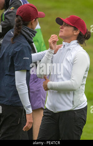 Frances Justine Dreher est bouleversée après sa catastrophe sur le 2e trou éliminatoire et doit être consolé par son coéquipier Manon molle comme la Suède a gagné le trou et le dernier durant la journée 11 de l'European Championships 2018 à Gleneagles le PGA Centenary Cours. ASSOCIATION DE PRESSE Photo. Photo date : dimanche 12 août 2018. Voir l'ACTIVITÉ DE GOLF histoire européenne. Crédit photo doit se lire : Kenny Smith/PA Wire. RESTRICTIONS : usage éditorial uniquement, pas d'utilisation commerciale sans autorisation préalable Banque D'Images