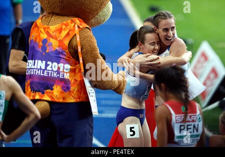 Grande-bretagne Laura Muir (centre) et Laura Weightman (à droite) célébrer remportant la médaille d'or et de bronze respectivement au cours de la finale du 1 500 m femmes lors de la sixième journée des Championnats d'Europe d'athlétisme 2018 au Stade Olympique de Berlin. Banque D'Images