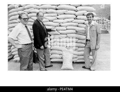 La nourriture pour le travail au Rwanda - 1983 - L'ambassadeur américain John Blane et DCM Donald Hester examiner l'alimentation de l'USAID en inventaire dans l'entrepôt d'ADRA à Kigali. Banque D'Images