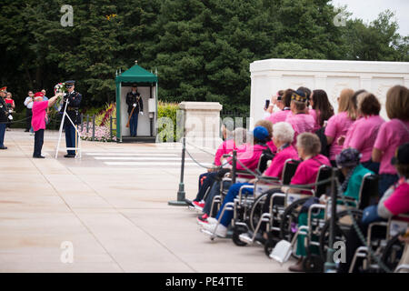 Sue Williams, vétéran de l'armée, dépose une gerbe sur la Tombe du Soldat inconnu, avec d'autres anciens combattants de sexe féminin tandis que le premier tout-femelle honneur vol dans la United States a visité le Cimetière National d'Arlington, Septembre 22, 2015, dans la région de Arlington, Va. soixante-cinq femmes des anciens combattants de la Seconde Guerre mondiale, la guerre de Corée et de la guerre du Vietnam étaient présents, ainsi que 75 accompagnateurs, qui étaient aussi des femmes ou des anciens combattants militaires en service actif. (U.S. Photo de l'armée par Rachel Larue/libérés) Banque D'Images