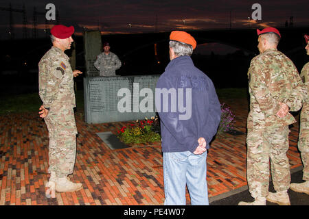 Le colonel Colin Tuley, commandant de la 1re Brigade Combat Team, 82e Division aéroportée, remercie les participants de la coucher du soleil mars à la rivière Waal près de Nimègue, Pays-Bas, le 17 septembre. Le coucher du soleil rend hommage à la tradition mars 48 hommes qui sont morts au combat au cours de la rivière Waal crossing en 1944. Un à la fois, les 48 lampadaires sur le pont s'allumer, représentant les parachutistes du 504e Parachute Infantry Regiment et le 307e bataillon du génie qui ont été tués au combat en traversant la rivière durant l'opération Market Garden. Cette année, près de 1 000 parachutistes de la Compagnie aux États-Unis, Royaume-Uni, l'Neth Banque D'Images