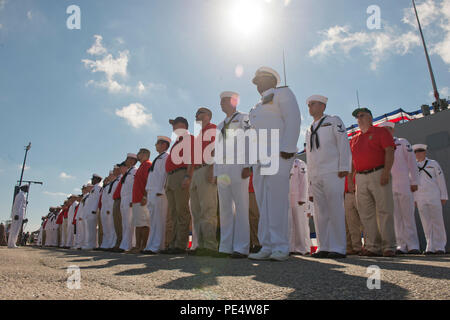 150918-N-IG780-239 Norfolk, Va. (sept. 18, 2015) - Plankowners et l'équipage de la frégate lance-missiles USS Kauffman (FFG 59) en formation après avoir quitté le bateau pour la dernière fois au cours de la cérémonie de mise hors service du navire. Kauffman est l'exploitation finales Oliver Hazard-Perry la frégate de classe pour mettre hors service. (U.S. Photo par marine Spécialiste de la communication de masse 2e classe Shane A. Jackson/libérés) Banque D'Images