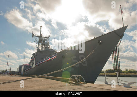 150918-N-IG780-034 Norfolk, Va. (sept. 18, 2015) - Plankowners et l'équipage de la frégate lance-missiles USS Kauffman (FFG 59) les rails dans le cadre de la mise hors service du navire cérémonie. Kauffman est l'exploitation finales Oliver Hazard-Perry la frégate de classe pour mettre hors service. (U.S. Photo par marine Spécialiste de la communication de masse 2e classe Shane A. Jackson/libérés) Banque D'Images