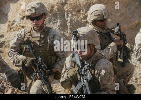 L'Asie du Sud-Ouest (sept. 17, 2015) de la Marine américaine lance le Cpl. Cody Baker, lance le Cpl. Jerimiah Lance, et lance le Cpl. Brandon Garcia d'assurer la sécurité dans une tranchée au cours d'un exercice de formation bilatérale. Baker, Lance, et Garcia sont fantassins avec l'Inde, l'entreprise Équipe de débarquement du bataillon, 3e bataillon du 1er Régiment de Marines, 15e Marine Expeditionary Unit. La 15e MEU, embarquée à bord des navires du groupe amphibie d'Essex, est un avant-déployée, souple à la mer Marine air-sol task force capable d'engager avec les partenaires régionaux et le maintien de la sécurité régionale. (U.S. Marine Corps photo par le Sgt. Banque D'Images