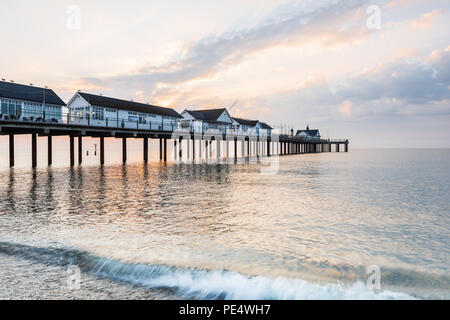 Lever du soleil sur le quai, à Southwold, Suffolk Banque D'Images