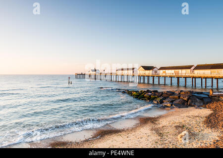 Lumière dorée sur la jetée à Southwold, Suffolk, au lever du soleil Banque D'Images