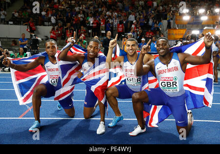 La Grande Bretagne Chijindu Ujah (à gauche), Zharnel Hughes (deuxième à gauche), Adam Gemili, et Harry Aikines-Aryeetey (à droite) célébrer au cours de la sixième journée des Championnats d'Europe d'athlétisme 2018 au Stade Olympique de Berlin. Banque D'Images