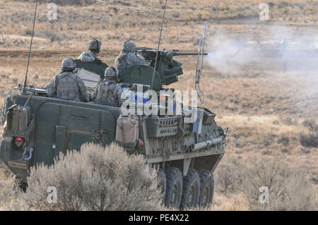 Soldats affectés au 4e Bataillon, 23e Régiment d'infanterie, 2e brigade Stryker, 2e Division d'infanterie, fournir un soutien par le feu au cours de l'augmentation du tonnerre qui a abouti à l'exercice de tir réel Yakima Training Centre, du 22 septembre 2015. Banque D'Images