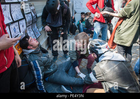 Boulevard Diderot, Paris, France. 1er mai 2016. Des centaines de manifestants masqués se heurtent à la police sur le Boulevard Diderot, dans le centre de Paris le jour d Banque D'Images