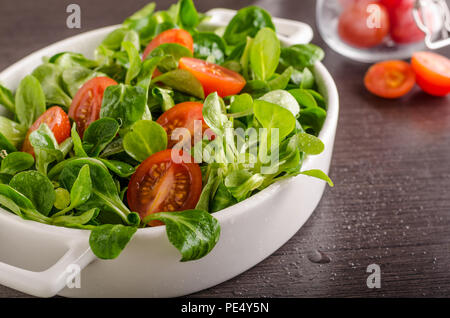 Salade de laitue d'agneau, les tomates et les herbes, la photographie culinaire Banque D'Images