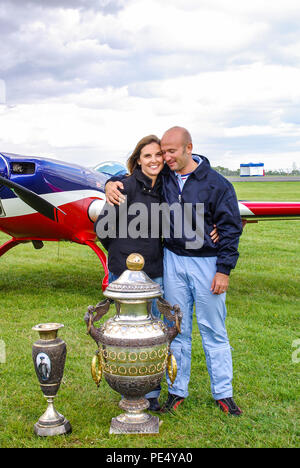 Renaud Ecalle, pilote de voltige français médaillé d'or aux Championnats du Monde de voltige de vainqueur à Silverstone, UK. Avec sa femme Alice Ecalle. Aresti Cup Banque D'Images