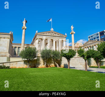 Façade principale de l'Académie d'Athènes, Grèce académie nationale, flanquée par Athena et Apollon piliers. Athènes, attique, Grèce. Banque D'Images