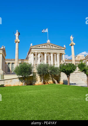 Façade principale de l'Académie d'Athènes, Grèce académie nationale, flanquée par Athena et Apollon piliers. Athènes, attique, Grèce. Banque D'Images