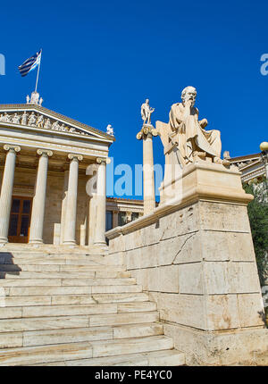 L'Académie d'Athènes, Grèce académie nationale, avec le pilier d'Apollo dans l'arrière-plan et statue de Socrate dans l'avant-plan. Athènes. Attica regi Banque D'Images