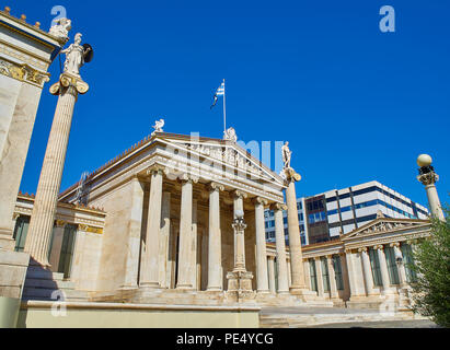 Façade principale de l'Académie d'Athènes, Grèce académie nationale, flanquée par Athena et Apollon piliers. Athènes, attique, Grèce. Banque D'Images