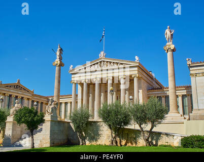 Façade principale de l'Académie d'Athènes, Grèce académie nationale, flanquée par Athena et Apollon piliers. Athènes attique, Grèce. Banque D'Images