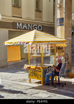 Un vendeur en face de son décrochage Koulouri dans une rue d'Athènes. Région de l'Attique, en Grèce. Banque D'Images