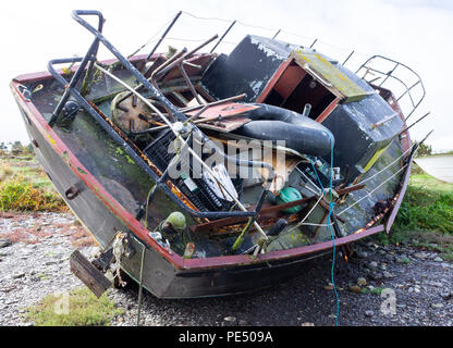 Rusty, la rouille fait naufrage hull attaché sur une rive du ruisseau. Banque D'Images