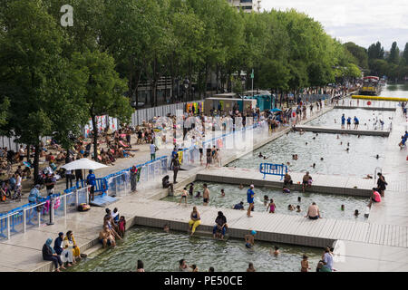 Les personnes bénéficiant de l'eau de Paris - Paris l'été dans une piscine à la Bassin de la Villette à Paris, France. Banque D'Images