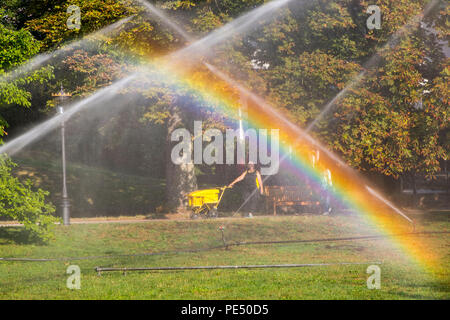 Parc Lichtentaler Allee, Baden-Baden, l'arrosage le matin, l'irrigation des espaces verts, tandis que l'ensemble de l'Allemagne est gémissant sous l'été h Banque D'Images