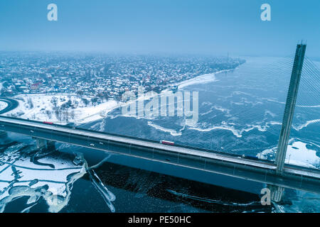 La ville de Kiev, les toits enneigés en hiver. Dniepr. Vue aérienne du pont sud Banque D'Images