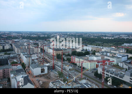 Magdeburg, Allemagne - le 9 juin 2018 : La vue de la tour de la cathédrale de Magdebourg pour un grand site en construction avec des grues rouges au centre-ville de Magdeburg, Germ Banque D'Images