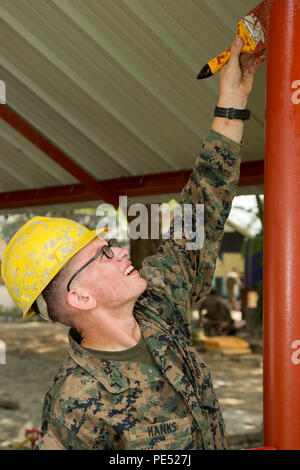 Circuit du Corps des Marines des États-Unis. Matthieu Hanks, ingénieur de combat, 9e Bataillon de soutien du génie, 3d Marine Logistics Group, peint une nouvelle voie construite dans le cadre du projet d'assistance humanitaire à Binduyan civique de l'école primaire à Palawan, Philippines, au cours de l'exercice 2015 débarquement amphibies (PHIBLEX 15), le 6 octobre. PHIBLEX 15 est un exercice de formation annuelles bilatérales menées avec les forces armées des Philippines afin de renforcer nos relations de travail et l'interopérabilité à travers un large éventail d'opérations militaires de secours en cas de catastrophe à la complexité des opérations expéditionnaires. (U.S. Marine Co Banque D'Images