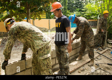 Les membres du service des États-Unis avec 9e Bataillon de soutien du génie, 3d Marine Logistics Group, et d'un marin philippin construire un mur dans le cadre du projet d'assistance humanitaire à Concepcion civique de l'école primaire à Palawan, Philippines, au cours de l'exercice 2015 débarquement amphibies (PHIBLEX 15), le 6 octobre. PHIBLEX 15 est un exercice de formation annuelles bilatérales menées avec les forces armées des Philippines afin de renforcer nos relations de travail et l'interopérabilité à travers un large éventail d'opérations militaires de secours en cas de catastrophe à la complexité des opérations expéditionnaires. (U.S. Marine Corps photo de MCIP Banque D'Images