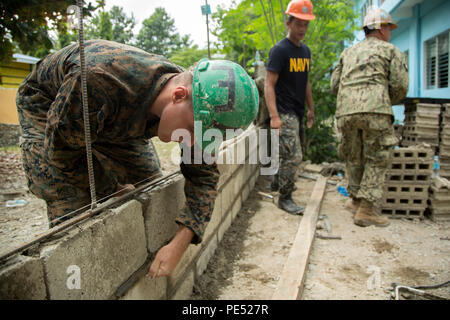 Les membres du service des États-Unis avec 9e Bataillon de soutien du génie, 3d Marine Logistics Group, et les marins philippins construire un mur dans le cadre de l'assistance aux civils humanitaires projets à Concepcion Elementary School à Palawan, Philippines, au cours de l'exercice 2015 débarquement amphibies (PHIBLEX 15), le 6 octobre. PHIBLEX 15 est un exercice de formation annuelles bilatérales menées avec les forces armées des Philippines afin de renforcer nos relations de travail et l'interopérabilité à travers un large éventail d'opérations militaires de secours en cas de catastrophe à la complexité des opérations expéditionnaires. (U.S. Marine Corps photo de MCIP Banque D'Images