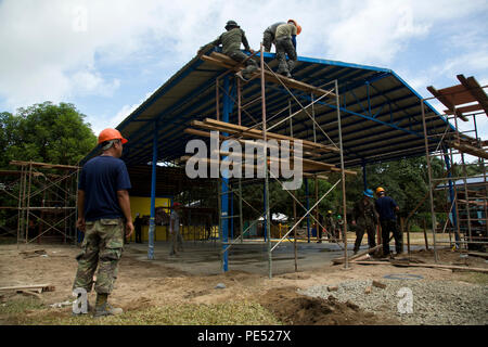 Les membres du service des États-Unis avec 9e Bataillon de soutien du génie, 3d Marine Logistics Group, et les marins philippins achever la construction d'un stade dans le cadre de l'assistance humanitaire à Concepcion projet civique de l'école primaire à Palawan, Philippines, au cours de l'exercice 2015 débarquement amphibies (PHIBLEX 15), le 6 octobre. PHIBLEX 15 est un exercice de formation annuelles bilatérales menées avec les forces armées des Philippines afin de renforcer nos relations de travail et l'interopérabilité à travers un large éventail d'opérations militaires de secours en cas de catastrophe à la complexité des opérations expéditionnaires. (U.S. Marine Corps pho Banque D'Images