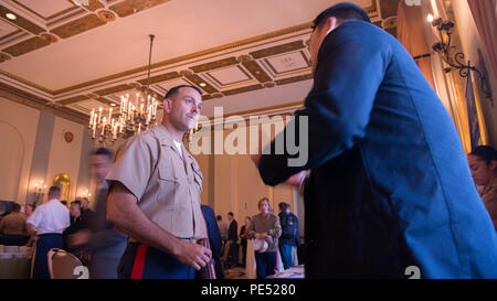 Grandes Asa Warrington parle à Jeff Park, un champ associé de l'Iraq et l'Afghanistan Veterans of America, sur les nombreuses possibilités disponibles pour les Marines après qu'ils ont quitté l'armée au cours de l'ancien combattant au sommet de l'emploi de Marine Memorial Club et l'hôtel, le 6 octobre 2015 dans le cadre de la Fleet Week 2015 San Francisco. Les dirigeants militaires et civils ont fourni le service membres des occasions qui s'offrent à eux après leur départ de l'armée. Banque D'Images