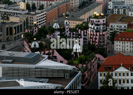 Magdeburg, Allemagne - le 9 juin 2018 : La vue de la tour de la cathédrale à la maison Hundertwasser à Magdebourg, en Allemagne. Banque D'Images