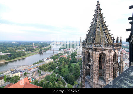 Magdeburg, Allemagne - le 9 juin 2018 : soirée vue d'une des deux tours de la cathédrale de Magdebourg, Allemagne. Banque D'Images