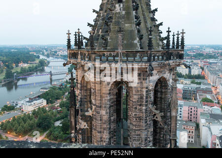 Magdeburg, Allemagne - le 9 juin 2018 : vue d'une des deux tours de la cathédrale de Magdebourg avec l'Elbe à l'arrière-plan et le célèbre ascenseur brid Banque D'Images