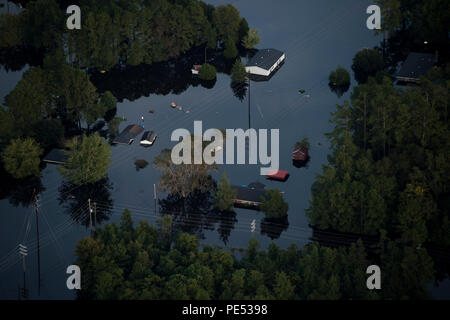 Les maisons sont submergés en raison de l'augmentation des niveaux d'eau près de Andrews, S.C., Octobre 9, 2015. L'historique des inondations, ce qui a causé les dommages, la destruction et la mort tout au long de la Caroline du Sud, a été le résultat de record de précipitations au cours de ce qui était considéré comme un événement de pluie 1 000 ans livré par l'Ouragan Joaquin comme il est passé de la côte est. (U.S. Photo de l'Armée de l'air par le sergent. Douglas Ellis/libérés) Banque D'Images