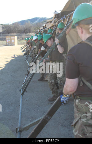 CAMP PENDLETON, en Californie (oct. 10, 2015) Des soldats de l'Armée britannique du Royaume-Uni Deuxième brigade médicale, 204 (Belfast) domaine du travail de l'unité de l'hôpital à l'effondrement d'un corps expéditionnaire centre médical dans le cadre de l'opération Serpent intégré. Les soldats de l'armée britannique reçoivent une formation en médecine de la Force expéditionnaire du Canada au cours de l'opération Serpent intégré dans le cadre d'un exercice de formation conjointe tenue à la Marine Expeditionary Medical Training Institute. (U.S. Photo par Marine HM3 Fallon Grands/libérés) Banque D'Images