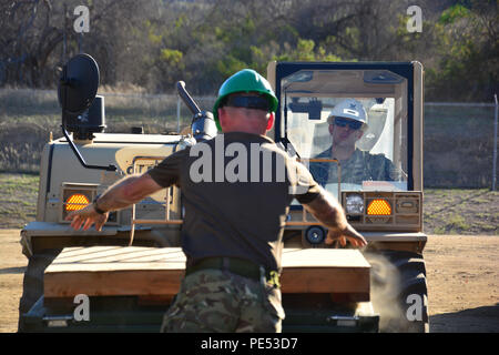 CAMP PENDLETON, en Californie (oct. 10, 2015) La Marine américaine Mécanicien de construction 2e classe Rodolfo Orrantia opère un chariot élévateur lors d'un corps expéditionnaire de rétrograde les installations médicales dans le cadre de l'opération Serpent intégré. Les marins de la Marine Expeditionary Medical Training Institute participent à un exercice d'entraînement bilatéral, conjointe avec l'armée britannique est deuxième brigade médicale. (U.S. Photo de la marine par le Lieutenant Eric S. Vorm/libérés) Banque D'Images