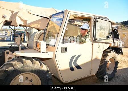 CAMP PENDLETON, en Californie (oct. 10, 2015) La Marine américaine Mécanicien de construction 2e classe Rodolfo Orrantia opère un chariot élévateur lors d'un corps expéditionnaire de rétrograde les installations médicales dans le cadre de l'opération Serpent intégré. Les marins de la Marine Expeditionary Medical Training Institute participent à un exercice d'entraînement bilatéral, conjointe avec l'armée britannique est deuxième brigade médicale. (U.S. Photo de la marine par le Lieutenant Eric S. Vorm/libérés) Banque D'Images