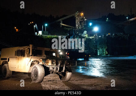 Les soldats de la Garde nationale de Caroline du Nord affecté à la 875th Engineer Entreprise transport rock et de gravats d'une carrière à un canal endommagé à Columbia, S.C., 11 octobre 2015. L'NCNG a été prêts à soutenir la Division de la gestion de l'urgence de la Caroline du Sud et d'autres organismes partenaires fédéraux et d'État de Caroline du Sud se remet des effets de la chute de pluie prolongée, provoquant de graves inondations dans tout l'état. (U.S. La Garde nationale de l'armée photo par le Sgt. Brian Godette, 382e Détachement des affaires publiques/libérés) Banque D'Images