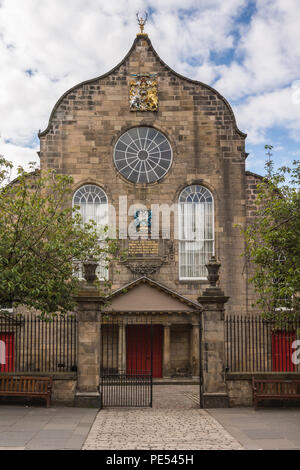 Edimbourg, Ecosse, ROYAUME UNI - 12 juin 2012 : Marron Pierre Canongate Kirk et entrée façade avant sous ciel nuageux ciel bleu. Feuillage vert sur les côtés. Banque D'Images