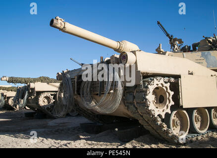 Des soldats américains affectés à la 1ère Brigade Combat Team, 1re Division de cavalerie de Fort Hood, au Texas, en scène leur M1A2 Abrams des chars de combat au cours de l'action décisive 16-01 Rotation au Centre National d'entraînement, Fort Irwin, en Californie, le 9 octobre 2015. Les deux semaines de formation interactive crée un live, virtuelle et un milieu constructif pour la taille de la Brigade d'exercer leurs éléments à base de pièce de préparation aux missions. (U.S. Photo de l'armée par le Sgt. Richard W. Jones Jr.) Banque D'Images