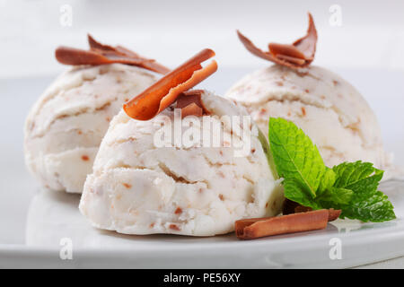 Boules de glace stracciatella garnie de copeaux de chocolat Banque D'Images