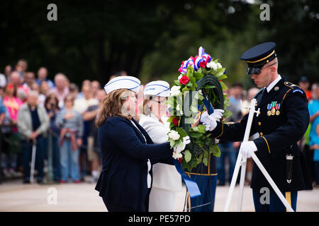 Des représentants de l'étoile bleue les mères d'Amérique une gerbe sur la Tombe du Soldat inconnu au cimetière national d'Arlington, le 27 septembre 2015 à Arlington, Va., Blue Star les mères d'America's website states, "Nous sommes des mères, belles-mères, grands-mères, des mères et femmes des tuteurs légaux qui ont des enfants qui servent dans l'armée, de la garde ou des réserves, ou des enfants qui sont d'anciens combattants." (U.S. Photo de l'armée par Rachel Larue/libérés) Banque D'Images