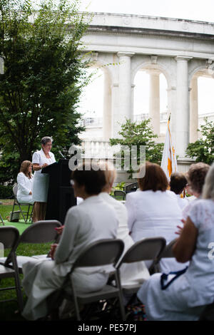 Candy Martin, premier vice-président et historien de American Gold Star Mères, Inc., donne la parole durant le 75e célébration annuelle de l'étoile d'or mère dimanche dans le Cimetière National d'Arlington, le 27 septembre 2015 à Arlington, Va., "Aujourd'hui, nous honorons l'étoile d'Or les mères et les familles qui portent en avant la mémoire de ceux qui sont prêts à donner leur vie pour les États-Unis et les libertés qui sont les nôtres," Le président américain Barack Obama a déclaré dans une déclaration présidentielle sur l'étoile d'or et de la Mère le jour de la famille, qui a été lu lors de la cérémonie par Sam Eckenrode, arrière petite-fille de fo Banque D'Images