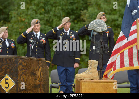 Les soldats de l'Armée américaine affecté à 5e Bataillon de Rangers salute formation lors d'une cérémonie commémorative sur Camp Frank D. Merrill, Dahlonega, Géorgie, le 28 septembre 2015. Le service commémoratif a en souvenir de la FPC. Robert B. Giffen III. (U.S. Photo de l'armée par le sergent. Alex Manne/libérés) Banque D'Images