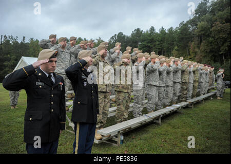 Les soldats de l'armée américaine pour saluer de la FPC. Robert B. Giffen III lors d'une cérémonie commémorative sur Camp Frank D. Merrill, Dahlonega, Géorgie, le 28 septembre 2015. Griffen III a été affecté au 5e Bataillon de la formation ranger comme un spécialiste de force d'opposition. (U.S. Photo de l'armée par le sergent. Alex Manne/libérés) Banque D'Images