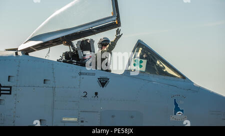 Le colonel Tim Donnellan, commandant de la 124e Escadre de chasse, se prépare à s'écarter de Lewiston-Nez Perce un avion de l'aéroport régional après la cérémonie de dédicace. Les aviateurs du Texas Air National Guard's 124e Escadre de chasse ont tenu une cérémonie consacrant un A-10C Thunderbolt II aéronefs pour la ville de Lewiston sur Septembre 23, 2015. Les représentants de la ville de la communauté ont assisté à la cérémonie avec les membres intéressés du public. (Air National Guard photo de Tech. Le Sgt. John Winn) Banque D'Images