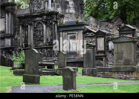 Certaines des pierres tombales situé dans la propriété de cimetière de Greyfriars kirkyard à Édimbourg Banque D'Images