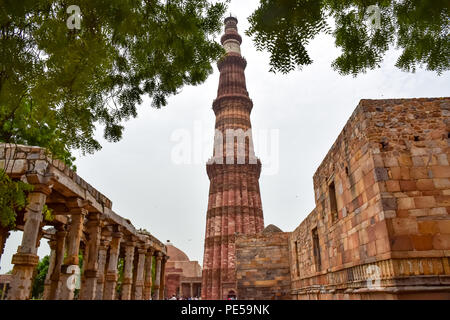 Cette photo vu Quwwat-ul-Islam mosquée faite de pierre de sable rouge et jaune ,a des caractéristiques d'origine hindoue ainsi que l'architecture islamique se dresse dans le complexe Qûtb à Delhi en Inde. Qûtb Minâr Comité permanent 73 mètres de haut à Delhi, est le plus haut minaret de briques et site du patrimoine de l'UNESCO. Il représente l'Indo -style architectural islamique, construit par Qutb-ud-Din Aibak comme une victoire Tower en 1192 A.D. Banque D'Images